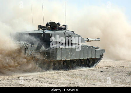 Britische Soldaten patrouillieren auf einem Challenger 2 Panzer in der Wüste in der Nähe von Basra, Irak, Juni 2006. Foto: Carl Schulze Stockfoto