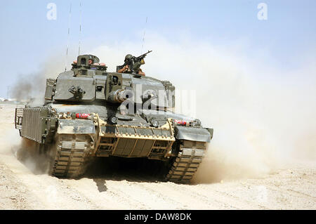 Britische Soldaten patrouillieren auf einem Challenger 2 Panzer in der Wüste in der Nähe von Basra, Irak, Juni 2006. Foto: Carl Schulze Stockfoto