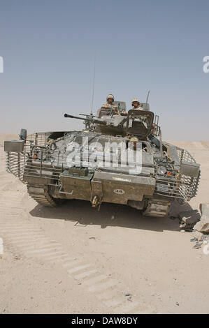 Britische Soldaten die multinationale Division Süd-Ost patrouillieren auf eine FV510 Warrior Schützenpanzer (IFV) südlich von Basra, Irak, Juni 2006. Foto: Carl Schulze Stockfoto