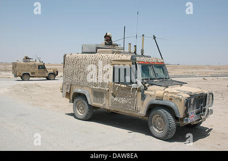 Britische Soldaten die multinationale Division Süd-Ost patrouillieren in Land Rover 110 zusammengesetzte Rüstung Fahrzeuge "Snatch", Irak, Juni 2006. Foto: Carl Schulze Stockfoto