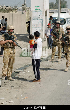 Britische Soldaten der multinationalen Division Südosten sprechen Sie irakische Zivilisten während einer Patrouille in Basra, Irak, Juni 2006. Foto: Carl Schulze Stockfoto