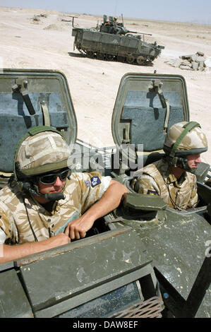 Britische Soldaten die multinationale Division Süd-Ost sind während einer Patrouille in der Nähe von Basra, Irak, Juni 2006 auf FV510 Infanterie-Kampffahrzeug (IFV) abgebildet. Foto: Carl Schulze Stockfoto