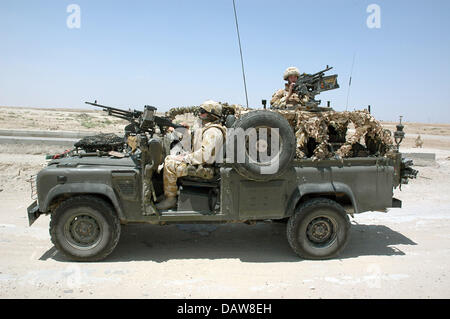 Britische Soldaten die multinationale Division Süd-Ost sind mit ihren SA80A2-Sturmgewehre während einer long-Range Wüste Patrouille auf ein Land Rover 110 XD Wolf WMIK in der Provinz Muthanna, Irak, Juni 2006 abgebildet. Foto: Carl Schulze Stockfoto