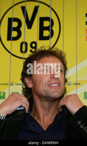 Thomas Doll, neue unterzeichnet Cheftrainer des deutschen Bundesligisten BVB Borussia Dortmund, abgebildet auf einer Pressekonferenz in Dortmund, Deutschland, Dienstag, 13. März 2007. Ehemalige Hamburger SV Trainer Doll Juergen Roeber gelingt es, die angesichts von sechs Niederlagen in Folge und verursacht wütenden Fans, was ihn nach nur zehn Wochen zurücktreten. Foto: Achim Scheidemann Stockfoto