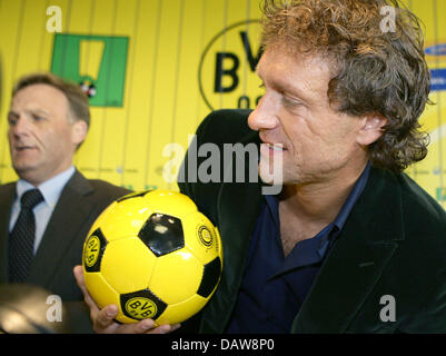 Thomas Doll (R), neue unterzeichnet Cheftrainer des deutschen Bundesligisten BVB Borussia Dortmund, im Bild mit einer Kugel (C) und Dortmunds Geschäftsführer Hans-Joachim Watzke (L) bei einer Pressekonferenz in Dortmund, Deutschland, Dienstag, 13. März 2007. Ehemalige Hamburger SV Trainer Doll gelingt Juergen Roeber, die angesichts von sechs Niederlagen in Folge und verursacht wütenden Fans, was ihn nach nur zehn wir zurücktreten Stockfoto