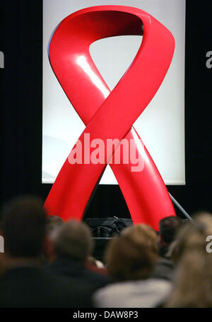 Die Symbolf der Solidarität mit HIV infiziert, die rote Schleife, Dienstag, 13. März 2007 in Bremen, Deutschland, am zweiten Tag der Konferenz "Partnerschaft und Verantwortung – gemeinsam gegen HIV/AIDS" abgebildet. Minister für Gesundheit und Zivilgesellschaft diskutieren die Probleme, die durch das HI-Virus. 40 Millionen Menschen sind infiziert mit dem Virus weltweit. Foto: Ingo Wagner Stockfoto