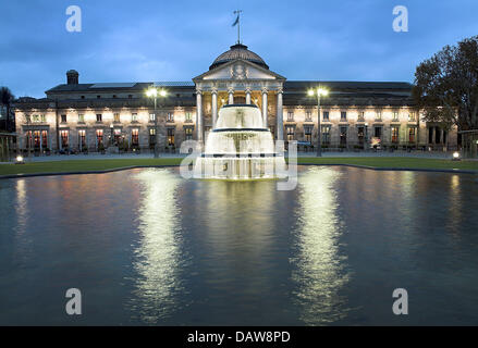 Das Foto zeigt den Brunnen, Teich und das Wellnesshotel im Abendlicht in Wiesbaden, Deutschland, 20. November 2006. Das Gebäude wurde von Kaiser Wilhelm II. eingeweiht. im Jahr 1907. Freuen Sie sich auf einen kleinen und einen großen Ballsaal, das Casino Wiesbaden und das Restaurant "Kaefers". Foto: Frank Rumpenhorst Stockfoto