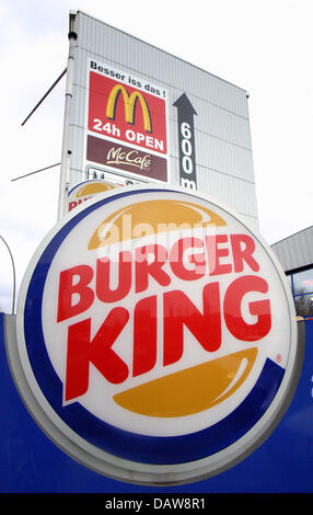 Die Logos der führenden Fast Food-Ketten, Burger King (unten) und McDonald's (oben) in Hamburg, Deutschland, 10. Januar 2007 abgebildet. Im Geschäftsjahr 2005 nahm rund 848 Millionen Gäste ihre Mahlzeit auf 1.264 McDonald deutschen Niederlassungen. Die 848 Millionen Gäste bedeuten ein Plus von 12,9 Prozent, ihren durchschnittlichen Verbrauch sank auf 6 Euro pro Gast. In Deutschland erzielte Burger King eine n Stockfoto