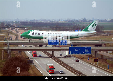 Eine Boeing 747-400 ERF des chinesischen Frachtfluggesellschaft Jade Cargo International zum Flughafen Leipzig/Halle, Deutschland, Dienstag, 13. März 2007 kommt. Von heute an wird der Jade Cargo eine zweimal wöchentlich intercontinental Cargo Route aus Shenzhen, China über Leipzig/Halle nach Stockholm, Schweden. Foto: Flughafen Leipzig/Halle Stockfoto