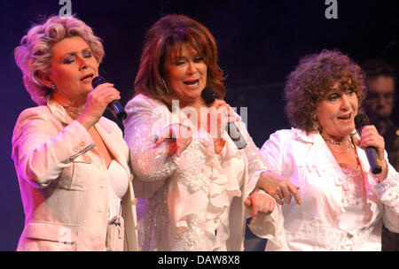 Sängerin Gitte Haenning (L-R), Wencke Myhre und Siw Malmkvist sind abgebildet, auf der Bühne bei der "Capitol Theater in Düsseldorf, Deutschland, Dienstag, 13. März 2007." Gitte Wencke Siw - die Show'Â, das neue Programm der skandinavischen Sängerinnen, die in den 1960er Jahren sehr populär läuft vom 13. bis 18. März in Düsseldorf. Foto: Horst Ossinger Stockfoto