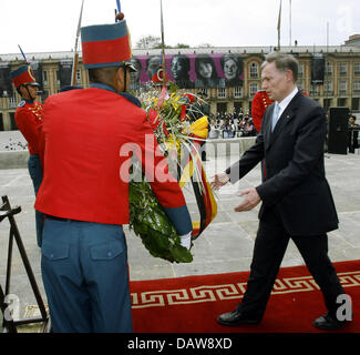 Der deutsche Bundespräsident Horst Köhler legt einen Kranz vor einer Statue des kolumbianischen Befreier Simon Bólivar in Bogotá, Kolumbien, Dienstag, 13. März 2007. Kolumbien ist nach Brasilien und Paraguay Köhlers dritte Station während seines Besuchs in Lateinamerika. Foto: Wolfgang Kumm Stockfoto