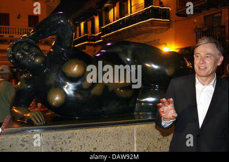 Deutscher Präsident Horst Köhler im Bild vor einer Statue des Künstlers Botero bei einem Stadtrundgang durch Cartagena, Kolumbien, Mittwoch, 14. März 2007. Köhler ist am Abend nach Deutschland zurückkehrt. Foto: Wolfgang Kumm Stockfoto