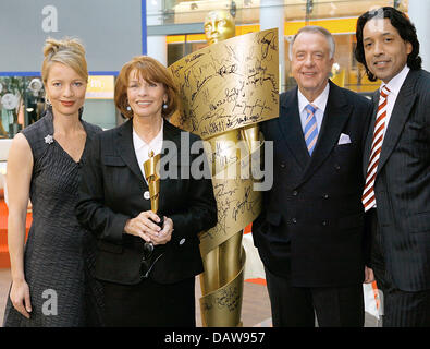 Präsident des deutschen Film Academy Senta Berger (2ndL), Minister of State Bernd Neumann (2ndR), Beauftragter der Bundesregierung für Kultur und Medien und TV Hosts Patrizia Schäfer (L) und Cherno Jobatey (R) Lächeln mit einem Nachbau des "Lola"-Award nach der deutschen TV-show "Morgenmagazin" in Berlin, Deutschland, Freitag, 16. März 2007. 2,9 Millionen Euro dotierte deutschen Kultur Stockfoto