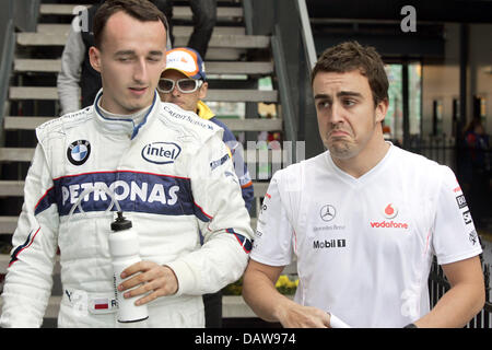 Spanische Formel1 Piloten Fernando Alonso (R) of McLaren Mercedes und polnischen Robert Kubica (L) des BMW Sauber F1 sind nicht ganz sicher, nachdem die Fahrer treffen, die Australian Grand Prix auf dem Albert Park Rennen in Melbourne, Australien, Freitag, 16. März 2007 verfolgen. Der erste Grand Prix der Formel1 Saison 2007 stattfinden am Sonntag 18. März in Melbourne. Foto: Roland Weihrauch Stockfoto