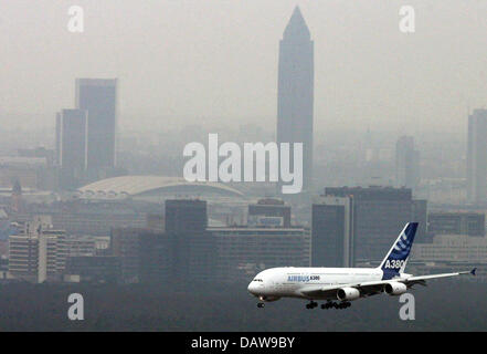 Das neue Großraumflugzeug Super-Airbus A380 beim Anflug auf den internationalen Flughafen Frankfurt Main, Deutschland, Samstag, 17. März 2007 vor dem Hintergrund der Skyline der Stadt abgebildet. Das neue Flugzeug wird als ein Lufthansa-Flug mit 500 Passagiere an Bord von Frankfurt nach New York zum ersten Mal am Montag fliegen. Weitere Destinationen sind Hongkong, Washington und München. Stockfoto