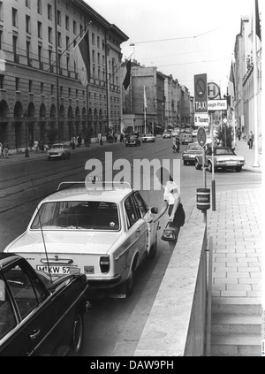 Geographie / Reisen, Deutschland, München, Verkehr / Transport, Maximilianstraße, Frau fährt in ein Taxi, 70er Jahre, Zusatzrechte-Abfertigung-nicht vorhanden Stockfoto