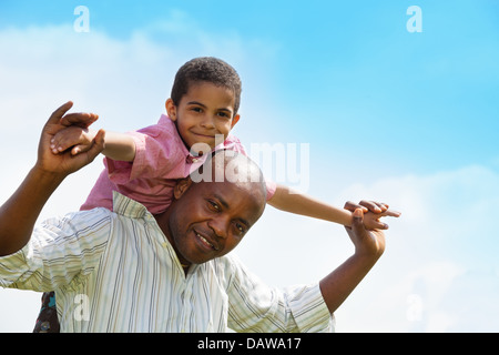 Close-up Portrait afroamerikanischen Vater und der Sonne zusammen spielen Stockfoto