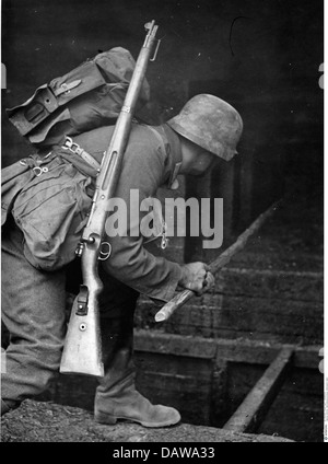 Nationalsozialismus, Militär, Wehrmacht, Armee, Sturmpioniere, deutscher Sturmpionier, der eine Sprengladung in die Lücke eines Bunkers legt, Manöver, 15.8.1940, Zusatzrechte-Freiräume-nicht vorhanden Stockfoto