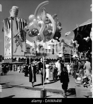 Geographie / Reisen, Deutschland, München, Oktoberfest, Besucher, Bierzelt 'Winzerer Faehndl', Therese's Green, 50er Jahre, zusätzliche-Rights-Clearences-not available Stockfoto