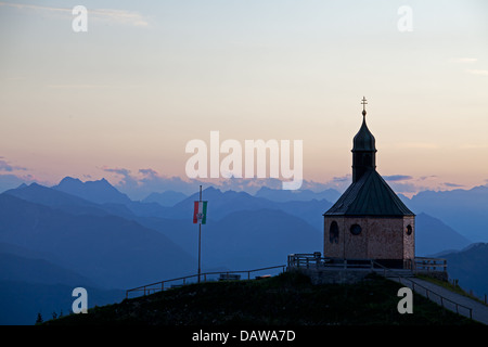 Bergkapelle am Wallberg bei Sonnenuntergang Stockfoto