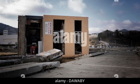 Gestürzte Haus in die schwer beschädigt und flacher Onagawa Stadt in Miyagi, Japan 2011 Tohoku Erdbeben und Tsunami Stockfoto