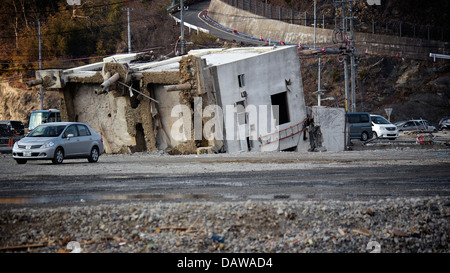 Einem gestürzten Haus schwer beschädigt und flacher Onagawa 1 Jahr nach dem 2011 Tohoku Erdbeben und Tsunami Stockfoto