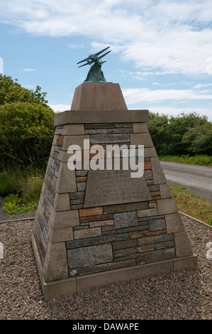 Ein Denkmal auf dem Gelände der Orkneys erster Flughafen am Stadtrand von Kirkwall Aufzeichnungen des Erstfluges von Capt Ted Fresson, Stockfoto