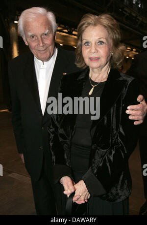 Deutsche Schauspieler Joachim "Blacky" Fuchsberger (L) und seine Frau Gundula erreichen die Steiger Awards 2007 in Bochum, Deutschland, Samstag, 17. März 2007. "Blacky" erhält für sein Lebenswerk geehrt. Foto: Jörg Carstensen Stockfoto