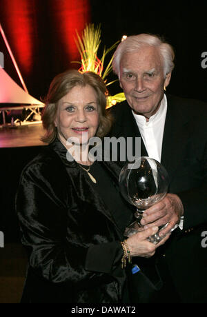 Deutsche Schauspieler Joachim "Blacky" Fuchsberger (R) und seine Frau Gundula posieren mit Blacky des Steiger Awards 2007 "Lifetim Achievement" in Bochum, Deutschland, Samstag, 17. März 2007. Foto: Jörg Carstensen Stockfoto