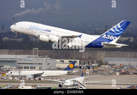 Das neue Großraumflugzeug zieht Airbus A380 vom internationalen Flughafen in Frankfurt Main, Deutschland, Montag, 19. März 2007. Ein Airbus A380, das größte Verkehrsflugzeug der Welt, verließ Frankfurt am Montag nach New York auf seinen ersten Flug in die Vereinigten Staaten Fahrgäste befördern. Rund 500 Personen waren an Bord des Flugzeugs, die ging kurz nachdem ein weiterer Superjumbo zu verlassen Stockfoto