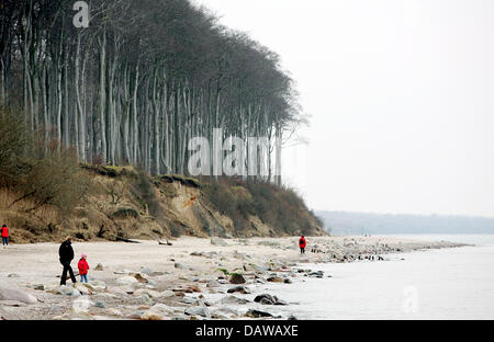 Menschen machen Sie einen Spaziergang am Strand vor dem Kempinski Grand Hotel Heiligendamm, Deutschlands Samstag, 10. März 2007. Sicherheitsvorkehrungen des Hotels host mit umfangreichen Sicherheit des G8-Gipfels von den führenden Industrieländern ab Bj. 06, 8. Juni 2007.  Foto: Kay Nietfeld Stockfoto