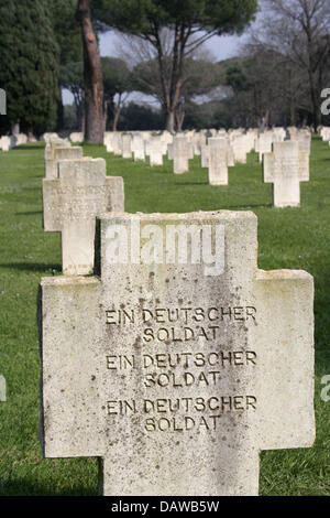 Das Foto zeigt die Grabsteine auf dem Soldatenfriedhof für deutsche Soldaten im zweiten Weltkrieg in Pomezia, Italien, 17. März 2007. 27.423 deutsche Soldaten im zweiten Weltkrieg getötet sind hier begraben. Foto: Lars Halbauer Stockfoto