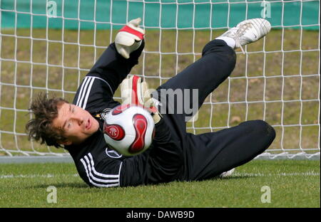 Der Torwart der deutschen Fußball-Nationalmannschaft Jens Lehmann Tauchgänge während der Team-Training in Frankfurt Main, Deutschland, Mittwoch, 21. März 2007 für einen Ball. Die deutsche nationale Auswahl steht das Tschechische Team in der EM-Qualifikation auf Freitag, 24. März 2006 in Prag. Foto: Arne Dedert Stockfoto