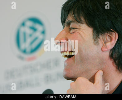 Joachim Loew (R), Trainer der deutschen Fußball-Nationalmannschaft, ist bei einer Pressekonferenz in Frankfurt Main, Deutschland, Mittwoch, 21. März 2007 abgebildet. Currenetly, bereitet die deutsche Auswahl in Frankfurt für das EM-Qualifikationsspiel gegen die Tschechische Mannschaft auf Freitag, 24. März 2006 in Prag. Foto: Arne Dedert Stockfoto