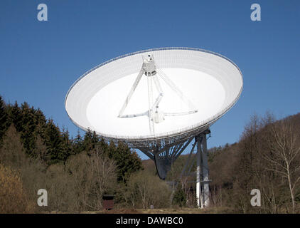 Das Foto zeigt das Radioteleskop des Max-Planck-Institut für Radioastronomie in Effelsberg in der Nähe von Bad Muenstereifel, Deutschland, Montag, 12. März 2007. Der Durchmesser des Teleskops ist ca. 100m. Foto: Franz-Peter Tschauner Stockfoto