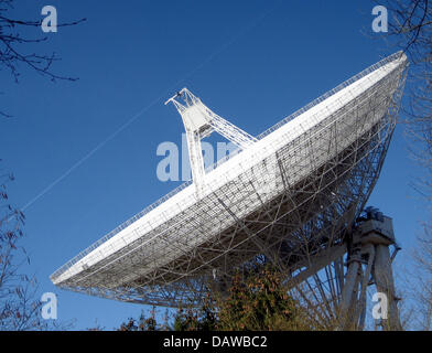 Das Foto zeigt das Radioteleskop des Max-Planck-Institut für Radioastronomie in Effelsberg in der Nähe von Bad Muenstereifel, Deutschland, Montag, 12. März 2007. Der Durchmesser des Teleskops ist ca. 100m. Foto: Franz-Peter Tschauner Stockfoto