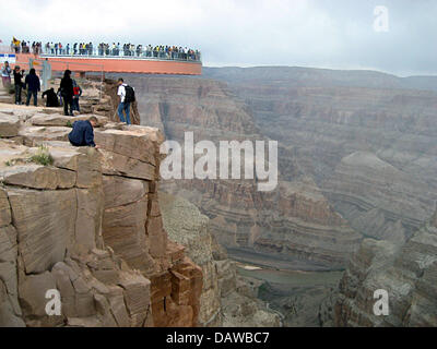 Das Bild zeigt die Besucher in Scharen zu den neu eröffneten Grand Canyon Skywalk im Hualapai-Indianer-Reservat in Arizona State, USA, Dienstag, 20. März 2007. Der Skywalk ist mit Hunderten von geladenen Gästen immer faszinierende Ausblicken über den Canyon durch seine Glas-Laufsteg eröffnet worden. 1.220 Metern vom Boden des Canyons und 25 Meter über den Rand steigen, ist der Skywalk b Stockfoto