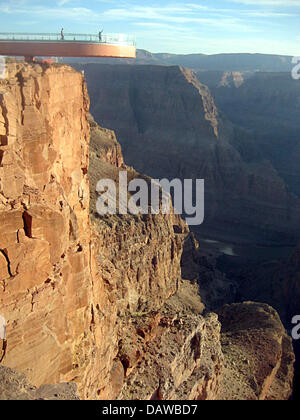 Das Bild zeigt den Besuchern auf dem neu eröffneten Grand Canyon Skywalk im Hualapai-Indianer-Reservat in Arizona State, USA, Dienstag, 20. März 2007. Der Skywalk ist mit Hunderten von geladenen Gästen immer faszinierende Ausblicken über den Canyon durch seine Glas-Laufsteg eröffnet worden. Steigende 1.220 Metern vom Boden des Canyons und 25 Meter über den Tellerrand wird der Skywalk desc Stockfoto