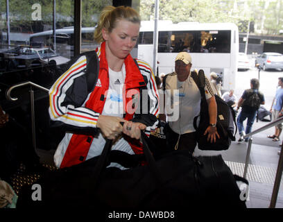 Schwimmerin Britta Steffen ist bei Ankunft der deutschen Nationalmannschaft im Team-Hotel in Melbourne, Australien, Donnerstag, 22. März 2007 abgebildet. Nach dem Abschluss eines Trainingslagers außerhalb von Melbourne, die das deutsche Team nun bereit zur Teilnahme an der Schwimmwettkampf der 12. FINA Weltmeisterschaften in Melbourne ist, startet die kommenden Sonntag, 25 März. Foto: Bernd Thissen Stockfoto