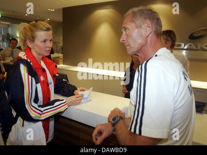 Schwimmerin Britta Steffen (L) spricht mit Trainer Oerjan Madsen bei Ankunft der deutschen Nationalmannschaft im Team-Hotel in Melbourne, Australien, Donnerstag, 22. März 2007. Nach dem Abschluss eines Trainingslagers außerhalb von Melbourne, die das deutsche Team nun bereit zur Teilnahme an der Schwimmwettkampf der 12. FINA Weltmeisterschaften in Melbourne ist, startet die kommenden Sonntag, 25 März. Stockfoto