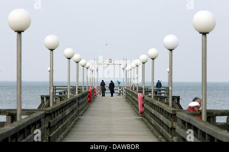 Das Bild zeigt Fußgänger zu Fuß auf der Meer-Brücke in der Nähe das Kempinski Grand Hotel Heiligendamm, Deutschland, Samstag, 10. März 2007. Das Hotel veranstaltet die bevorstehenden Gipfel der Gruppe der acht (G) zwischen 6. und 8. Juni 2007. Das Hotel wird von der Bundeswehr, der deutschen Marine und einem 13 km langen Sicherheitszaun bewacht werden. Foto: Kay Nietfeld Stockfoto