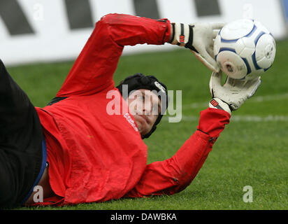 Tschechische internationale Torwart Petr Cech, während sein Team Ausbildung in Prag, Tschechische Republik, Freitag, 23. März 2007 abgebildet. Die Tschechische Republik steht Deutschland in der EURO 2008-Qualifikation morgen 24 März in Prag, Tschechien. Foto: Oliver Berg Stockfoto