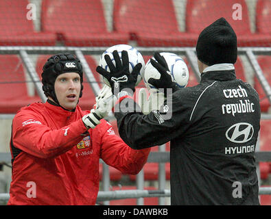 Tschechische internationale Torwart Petr Cech (L) abgebildet, während sein Team Ausbildung in Prag, Tschechische Republik, Freitag, 23. März 2007. Die Tschechische Republik steht Deutschland in der EURO 2008-Qualifikation morgen 24 März in Prag, Tschechien. Foto: Oliver Berg Stockfoto