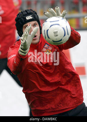 Tschechische internationale Torwart Petr Cech, während sein Team Ausbildung in Prag, Tschechische Republik, Freitag, 23. März 2007 abgebildet. Die Tschechische Republik steht Deutschland in der EURO 2008-Qualifikation morgen 24 März in Prag, Tschechien. Foto: Oliver Berg Stockfoto