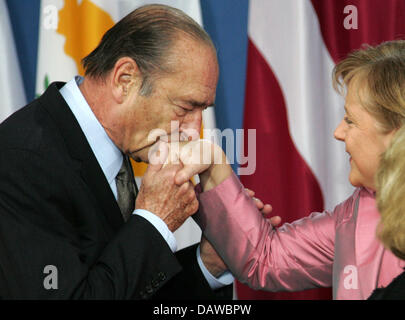 Der französische Präsident Jacques Chirac begrüßt German Chancellor Angela Merkel (R) zu dem Festakt in der Philharmonie in Berlin, Samstag, 24. März 2007. Der 50. Jahrestag der Römischen Verträge wird dieses Wochenende in Berlin gefeiert. Die EU-Staats- und Regierungschefs versammeln sich zu einem informellen Treffen. Foto: Rainer Jensen Stockfoto