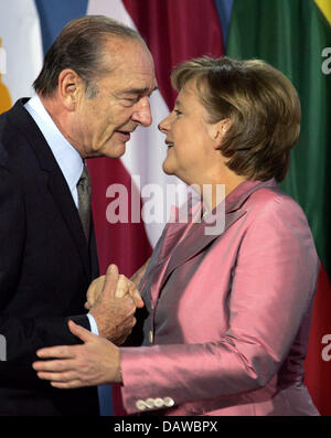 Der französische Präsident Jacques Chirac begrüßt German Chancellor Angela Merkel (R) zu dem Festakt in der Philharmonie in Berlin, Samstag, 24. März 2007. Der 50. Jahrestag der Römischen Verträge wird dieses Wochenende in Berlin gefeiert. Die EU-Staats- und Regierungschefs versammeln sich zu einem informellen Treffen. Foto: Rainer Jensen Stockfoto