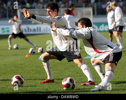 Die deutsche Fußball-Spieler Roberto Hilbert und Gonzalo Castro (L-R) sind während der Ausbildung der deutschen Mannschaft in der MSV-Arena in Duisburg, Deutschland, Montag, 26. März 2007 abgebildet. Am Mittwoch 28. März steht die deutsche Auswahl das dänische Team in Duisburg.  Foto: Franz-Peter Tschauner Stockfoto