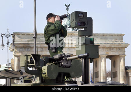 Ein Polizei-Offficer Wächter von einem gepanzerten Kettenfahrzeugs der Fototermin für die EU-Staats in der Brandenburger Tor Berlin, Deutschland, 25. März 2007. Der 50. Jahrestag der Römischen Verträge, den Grundstein-Vertrag für die EU wird mit einem Festakt und einer Party gefeiert. Foto: Wolfgang Kumm Stockfoto