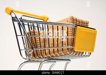 Ein Miniatur-Einkaufswagen voller Shortbread Buiscuits ist in Frankfurt Main, Deutschland, 23 März 200 abgebildet.  Foto: Heiko Wolfraum Stockfoto