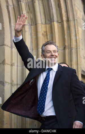 Der britische Premierminister Tony Blair "Wellenlinien" für die Zuschauer vor der City Hall von Osnabrück, Sonntag, 25. März 2007. Auf Einladung von Hans-Gert Porttering, der Präsident des Europäischen Parlaments, Blair bezahlt ein Zwischenstopp Besuch in Osnabrück auf dem Heimweg aus dem EU-Gipfel in Berlin. Foto: Friso Gentsch Stockfoto